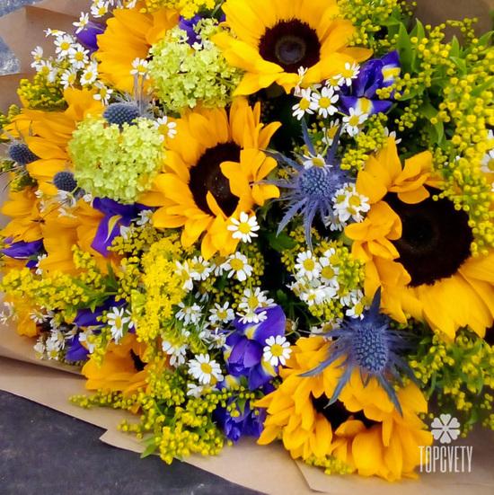 Букет из подсолнухов и ирисов 