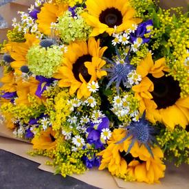 Букет из подсолнухов и ирисов 