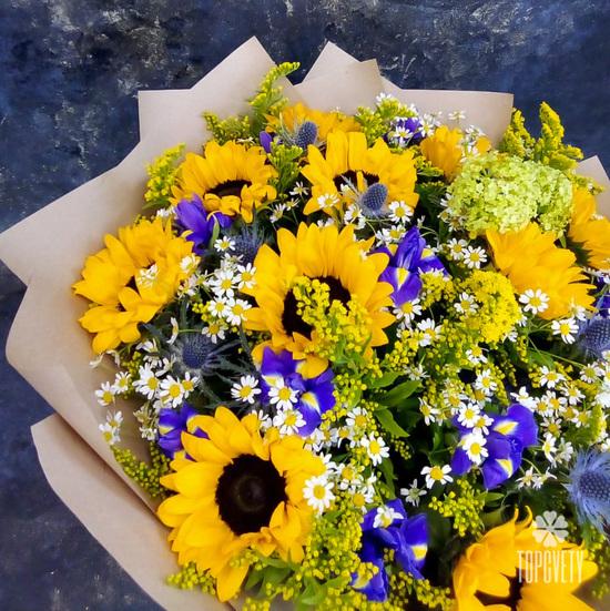 Букет из подсолнухов и ирисов 