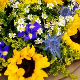 Букет из подсолнухов и ирисов 