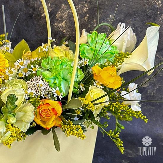 Букет из гербер, гвоздик и калл в сумке