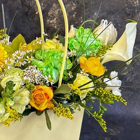 Букет из гербер, гвоздик и калл в сумке