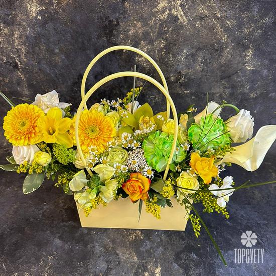 Букет из гербер, гвоздик и калл в сумке