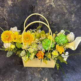 Букет из гербер, гвоздик и калл в сумке