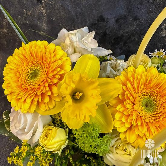 Букет из гербер, гвоздик и калл в сумке