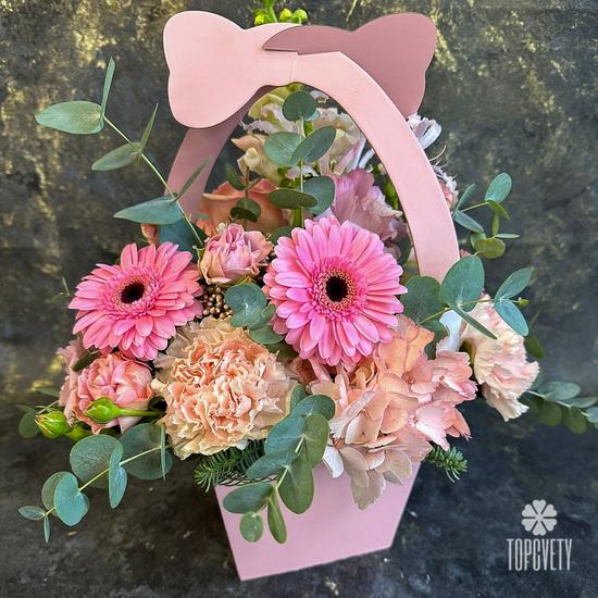 Композиция из гербер, гортензии и гвоздик в сумке