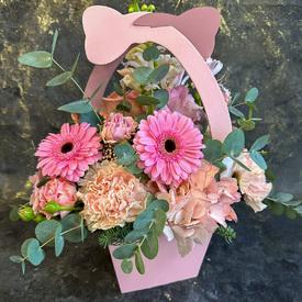 Композиция из гербер, гортензии и гвоздик в сумке