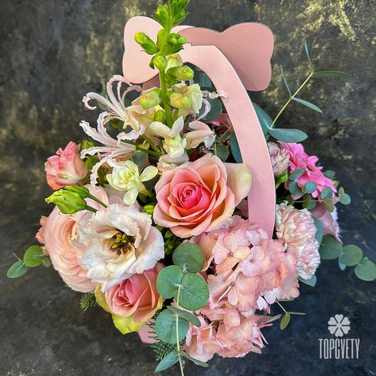 Композиция из гербер, гортензии и гвоздик в сумке