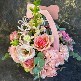 Композиция из гербер, гортензии и гвоздик в сумке