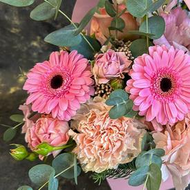 Композиция из гербер, гортензии и гвоздик в сумке