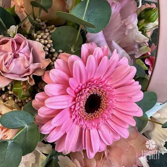 Композиция из гербер, гортензии и гвоздик в сумке