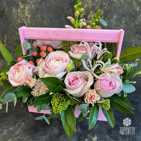 Композиция из ранункулюса и роз в ящике