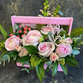 Композиция из ранункулюса и роз в ящике