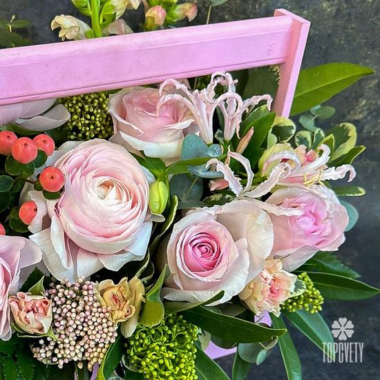 Композиция из ранункулюса и роз в ящике