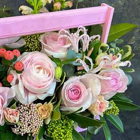 Композиция из ранункулюса и роз в ящике