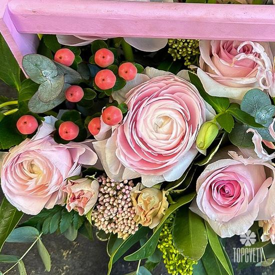 Композиция из ранункулюса и роз в ящике