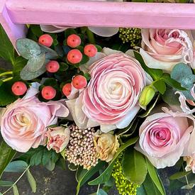 Композиция из ранункулюса и роз в ящике