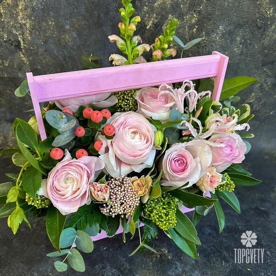 Композиция из ранункулюса и роз в ящике