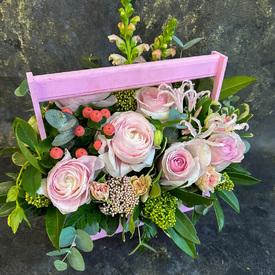 Композиция из ранункулюса и роз в ящике