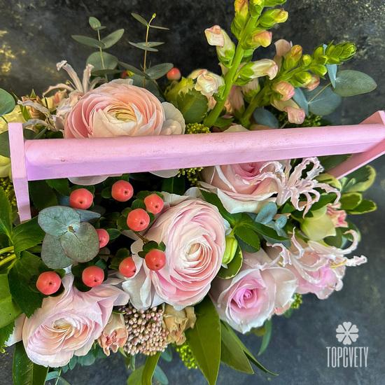 Композиция из ранункулюса и роз в ящике