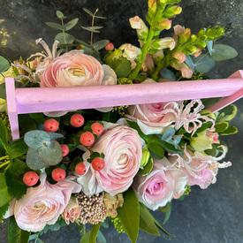 Композиция из ранункулюса и роз в ящике