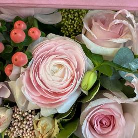 Композиция из ранункулюса и роз в ящике