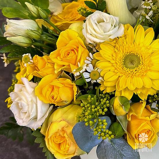 Букет из гербер и роз в сумке