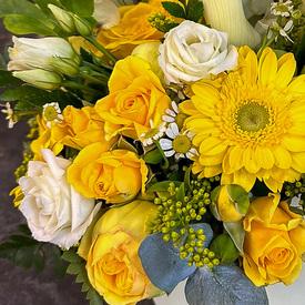 Букет из гербер и роз в сумке