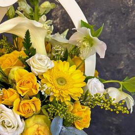 Букет из гербер и роз в сумке