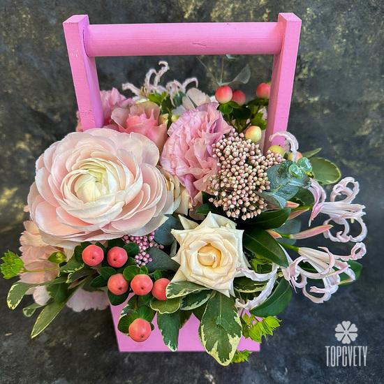 Букет из ранункулюса, кустовой розы и гвоздик в ящике 