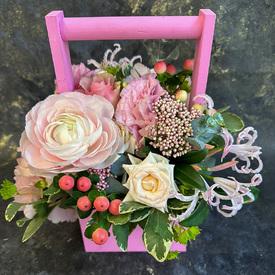 Букет из ранункулюса, кустовой розы и гвоздик в ящике 