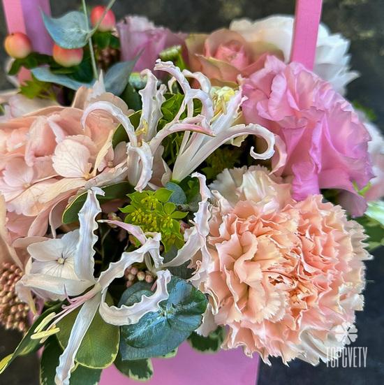 Букет из ранункулюса, кустовой розы и гвоздик в ящике 