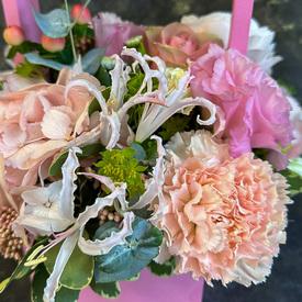 Букет из ранункулюса, кустовой розы и гвоздик в ящике 