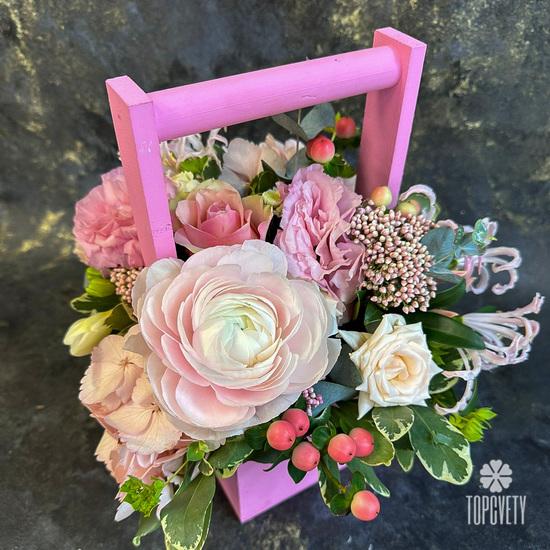 Букет из ранункулюса, кустовой розы и гвоздик в ящике 