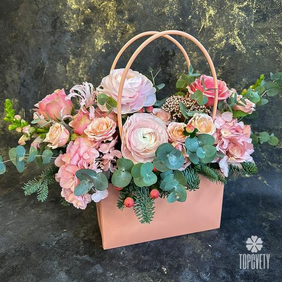 Композиция из ранункулюсов, роз и гортензий в сумке