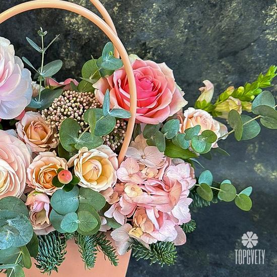 Композиция из ранункулюсов, роз и гортензий в сумке