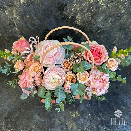 Композиция из ранункулюсов, роз и гортензий в сумке