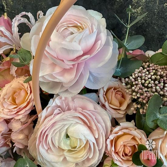 Композиция из ранункулюсов, роз и гортензий в сумке