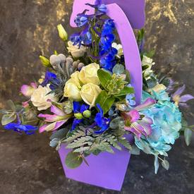 Букет из гермини, гортензий и кустовых роз в сумке