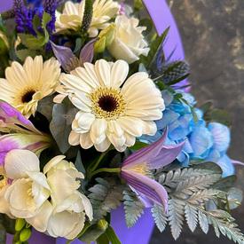 Букет из гермини, гортензий и кустовых роз в сумке