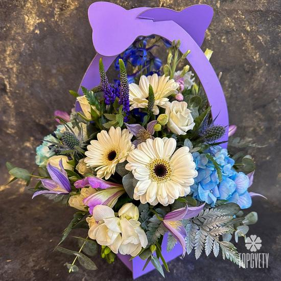 Букет из гермини, гортензий и кустовых роз в сумке