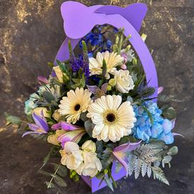 Букет из гермини, гортензий и кустовых роз в сумке