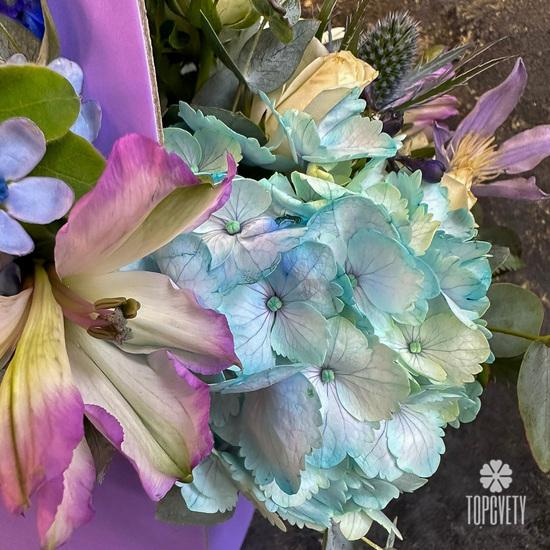 Букет из гермини, гортензий и кустовых роз в сумке