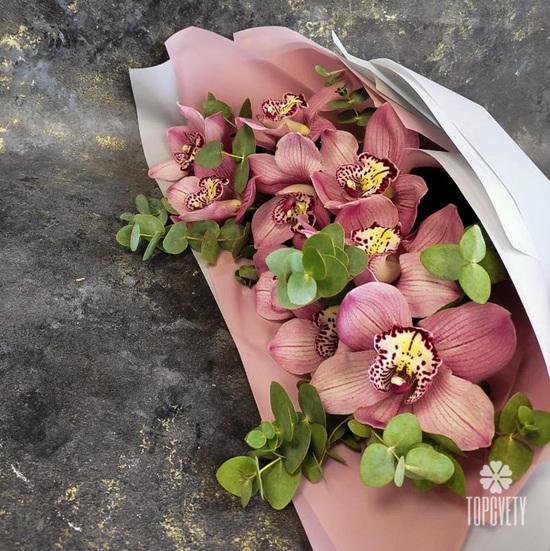 Букет из 11 розовых орхидей