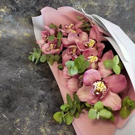 Букет из 11 розовых орхидей