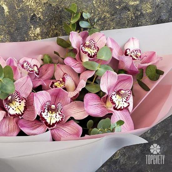 Букет из 11 розовых орхидей