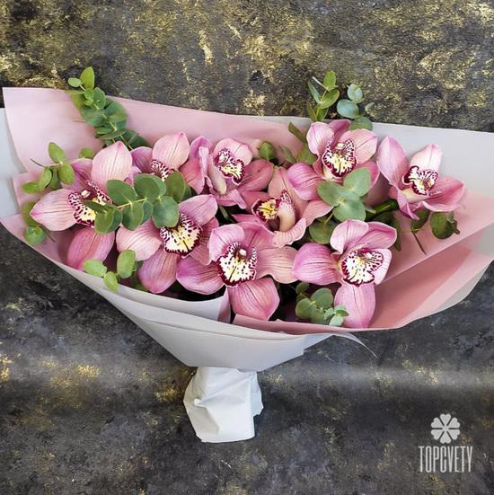 Букет из 11 розовых орхидей