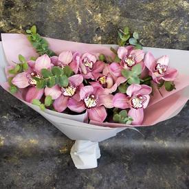Букет из 11 розовых орхидей