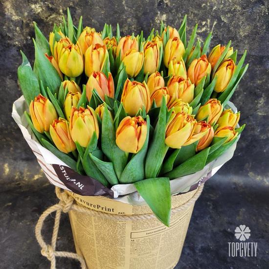 Букет из 51 оранжевого пионовидного тюльпана в шляпной коробке 