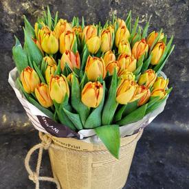 Букет из 51 оранжевого пионовидного тюльпана в шляпной коробке 